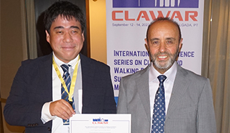 授賞式にてCLAWAR ChairであるOsman教授（ロンドンサウスバンク大学）（右）と中後教授（左）