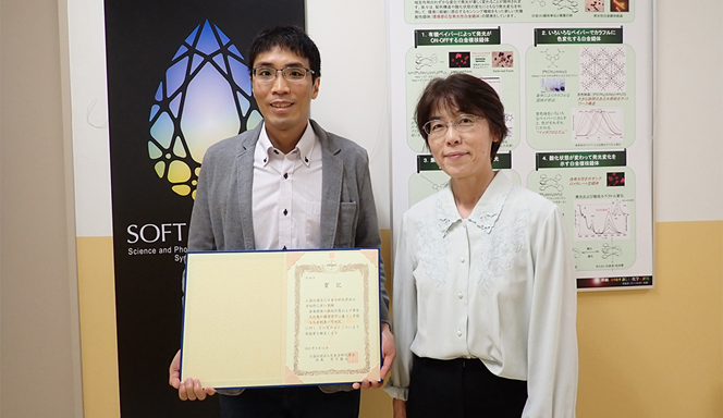 吉田講師（左）と研究室主催者の加藤昌子教授（撮影時のみマスクを外しています）