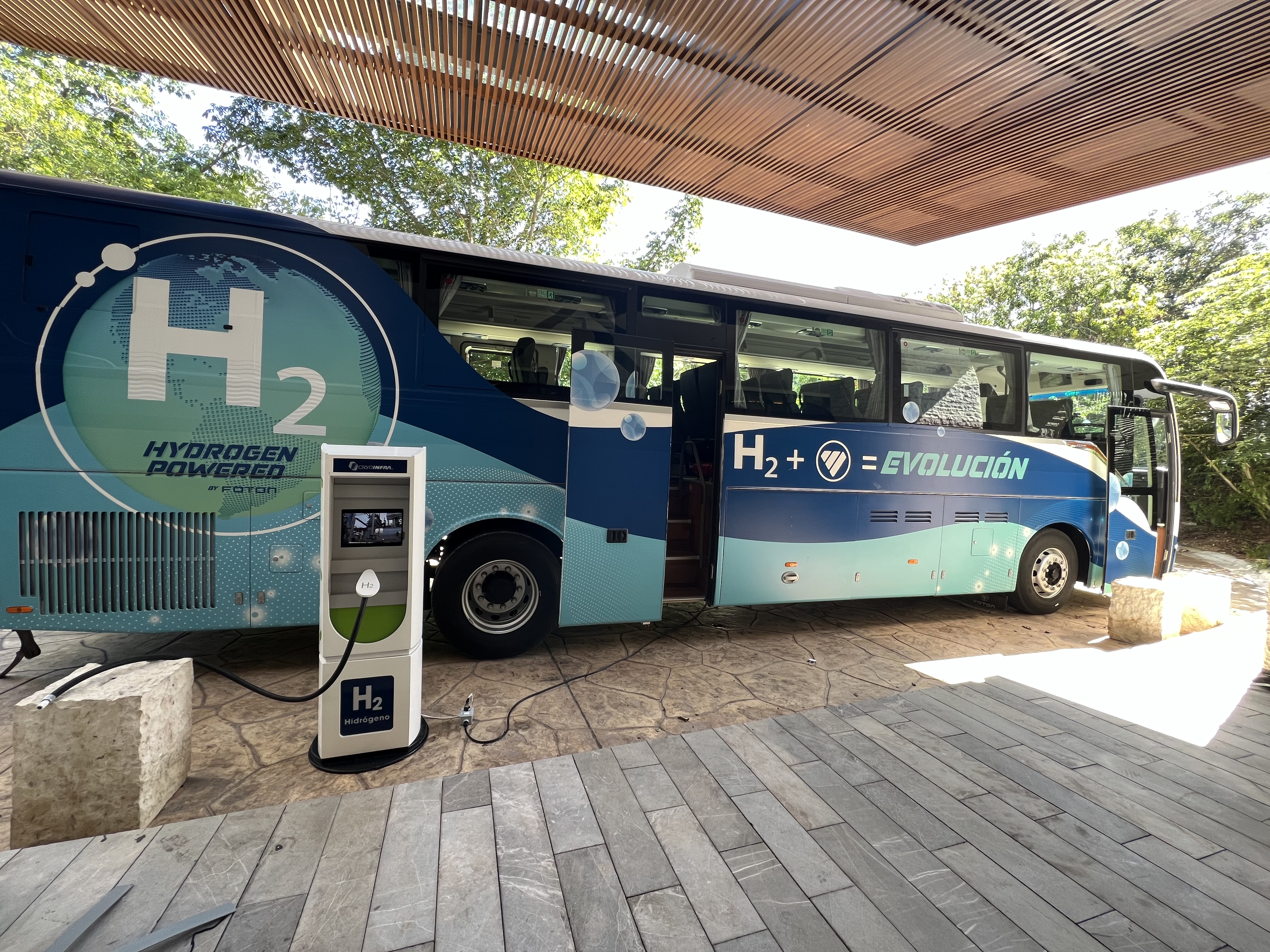 Hydrogen-powered bus