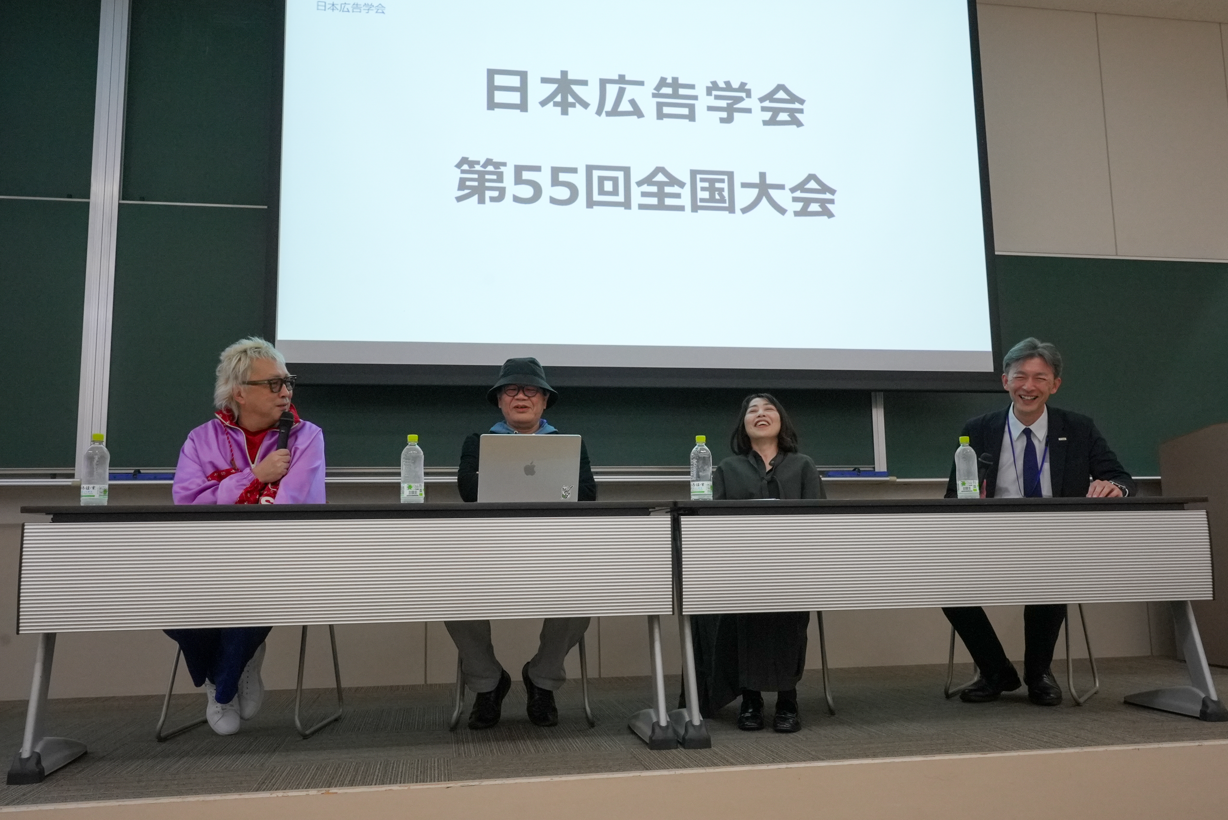 左から箭内氏、大阪経済大学弦間一雄氏、『宣伝会議』編集長谷口優氏、フェリシモ新事業開発本部副本部長市橋邦弘氏。モデレーターは京都産業大学伊吹勇亮氏が務めた。