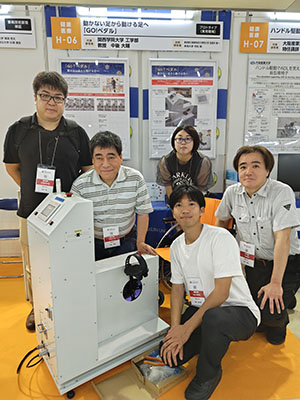 関西学院大学ブース(左より村松准教授(共同研究者・東海大)、中後教授、久保(M1・後側)、執行(B4・前側)、石井(共同研究者・オフィスイシイ株式会社)